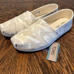 Toms Egret Camo print size 9